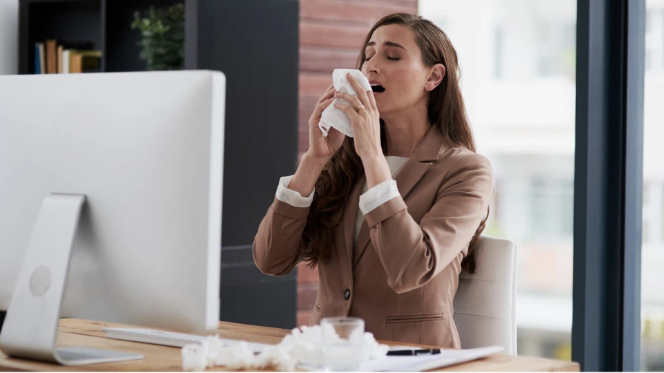 Asqırarkən gözləri açıq saxlamaq niyə çətindir? - İZAH