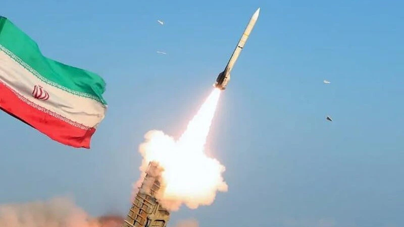 Tehranın Mehrabad hava limanındakı hava hücumundan müdafiə sistemi raketlə vurulub