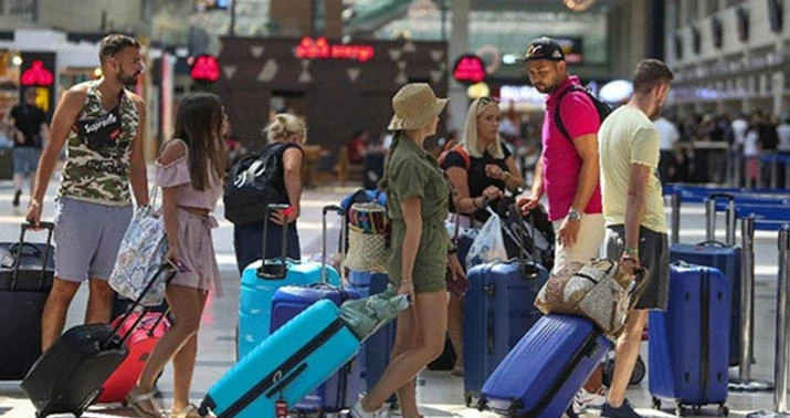 Azərbaycanlı turistlər xaricdə 1.5 mlrd. dollar xərcləyiblər