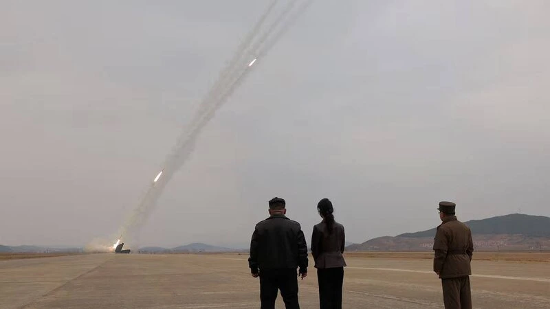 Kim Çen In qızı ilə birlikdə raket sınaqlarını izləyib