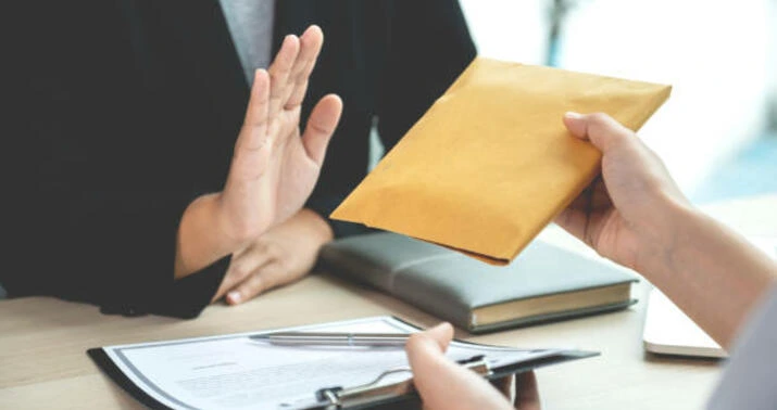 Məktəb direktoru Vətən müharibəsi iştirakçısından rüşvət aldı, nazirliyə ziyan vurdu - MƏHKƏMƏ