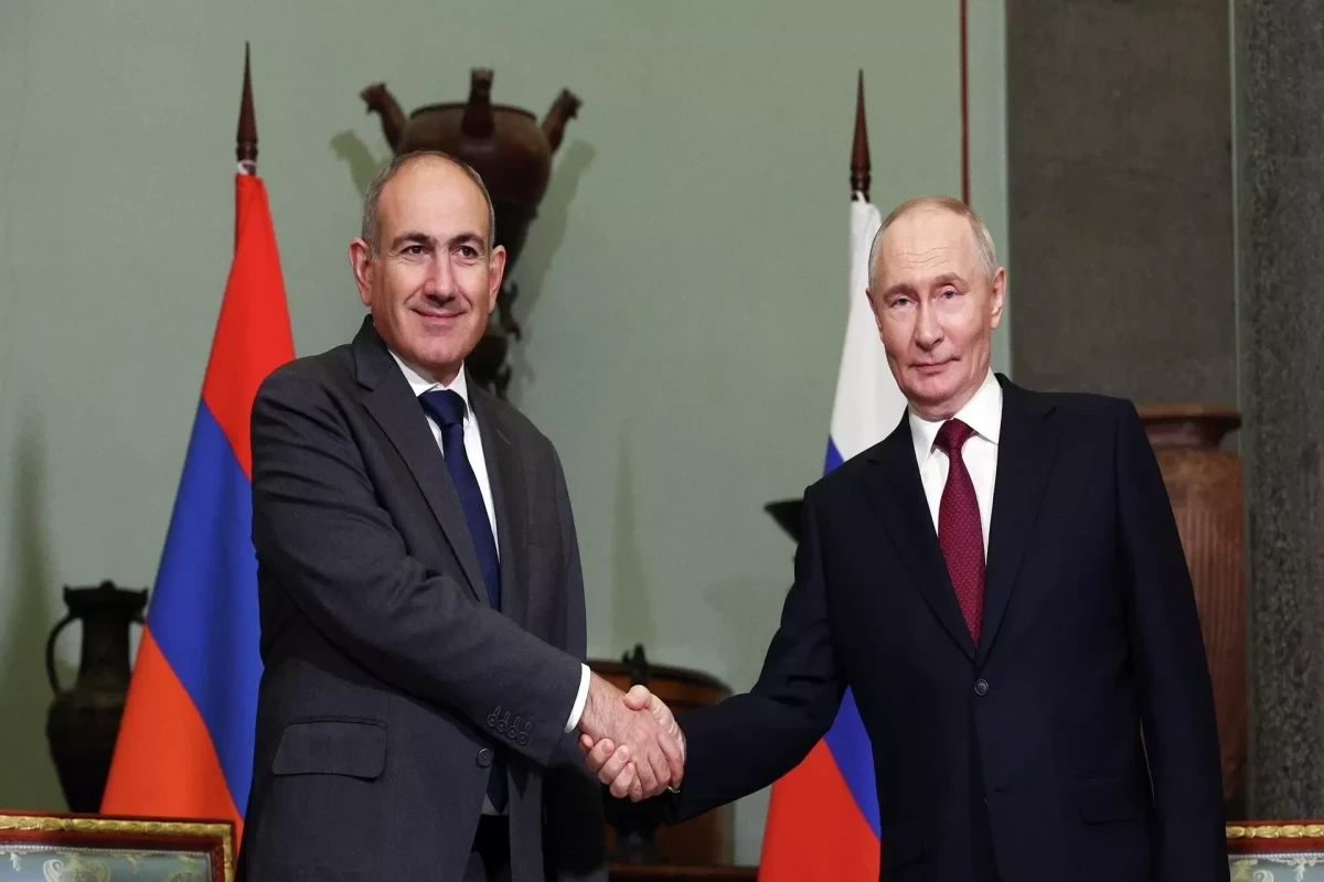 Putin və Paşinyan ikitərəfli münasibətlərin inkişafını müzakirə ediblər