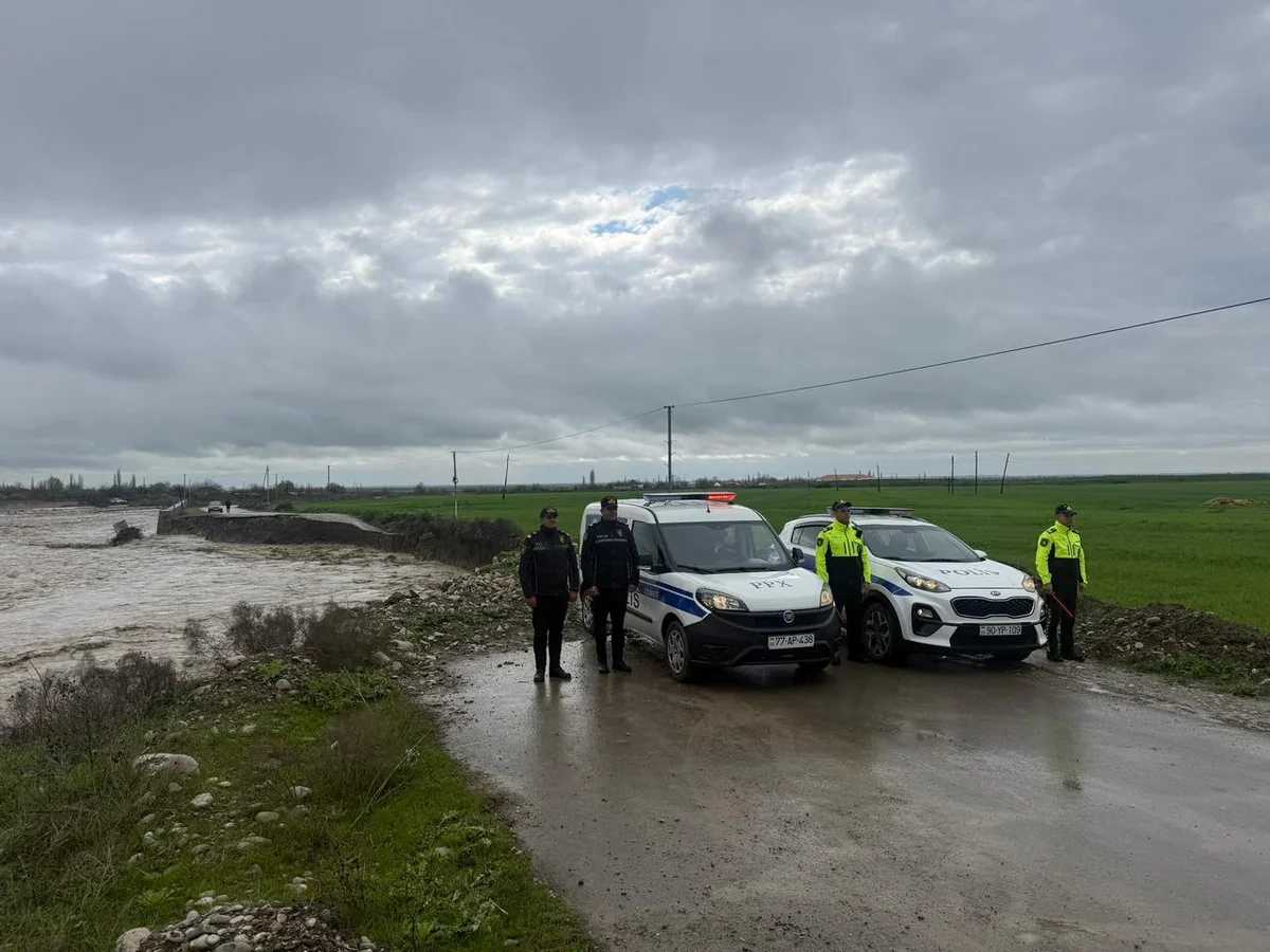 Ağsuçaydan keçən sel avtomobil yolunu yararsız hala salıb