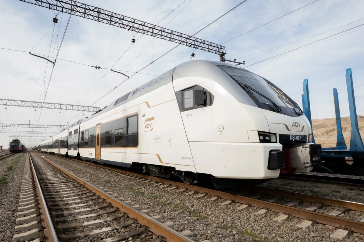 Sürət qatarına daş atan yeniyetmələr polisə çağırılıb