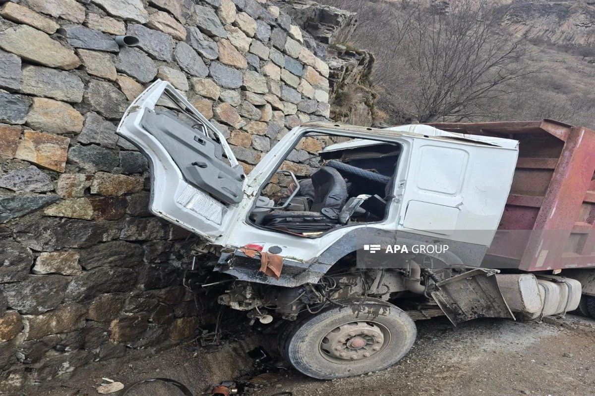 Kəlbəcərdə yük avtomobili aşıb, 3 nəfər ölüb