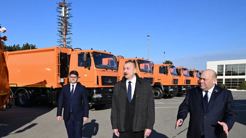 Prezident İlham Əliyev Bakıda məişət tullantıları daşıyan texnikalarla tanış oldu - FOTO