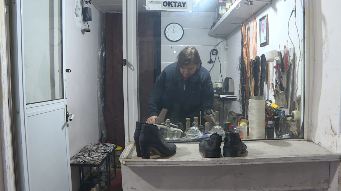 Ərinin peşəsini davam etdirən çəkməçi qadın: Halal zəhmət baş tacımdır