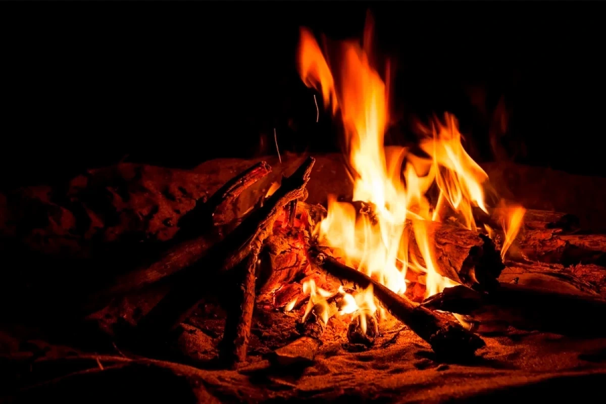 Qəbələdə odun üstünə düşən 62 yaşlı kişi yanaraq ölüb