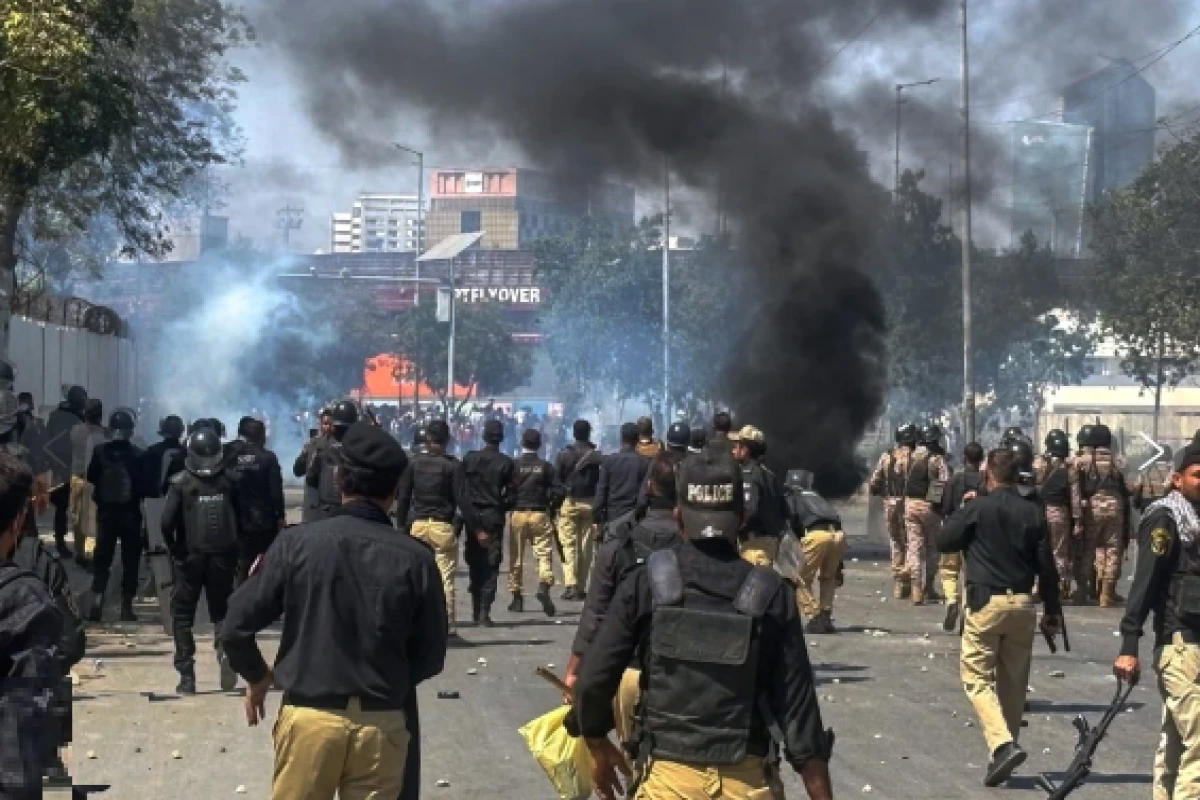 Pakistanda ABŞ konsulluğuna hücum zamanı azı 22 etirazçı ölüb