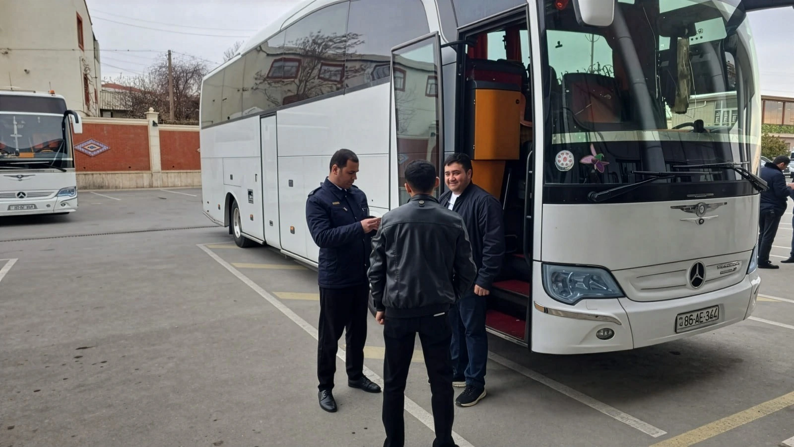 AYNA təşkil edir: Naxçıvan vətəndaşları İğdırdan paytaxta təhlükəsiz daşınır