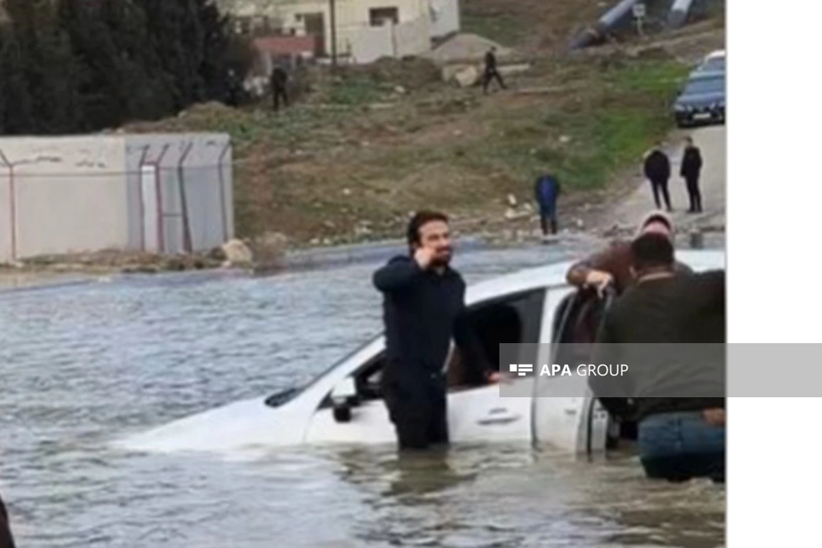 Bakı–Sumqayıt yolunda avtomobil yağış sularından yaranan gölməçəyə düşüb - FOTO