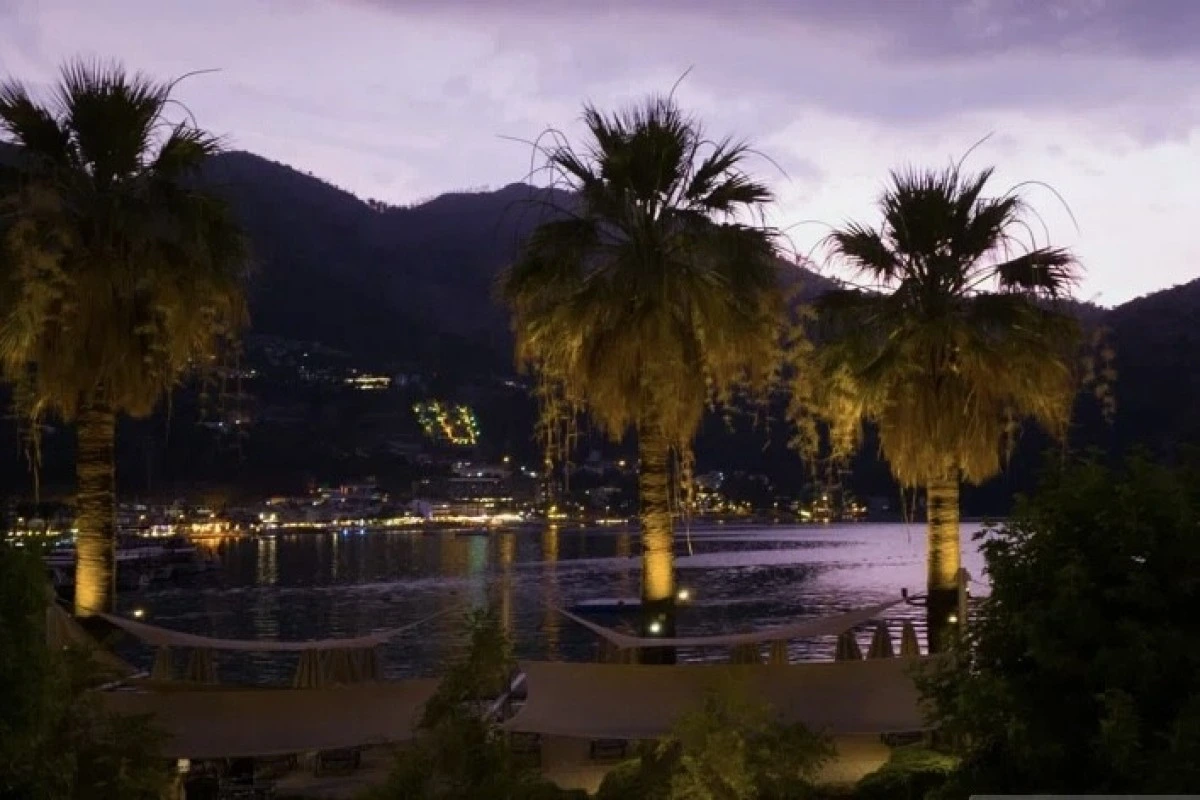 BƏƏ Tehrandakı səfirliyini bağlayır