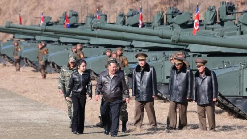 Kim Çen In qızı ilə birlikdə yeni hərbi texnikanı sınaqdan keçirib