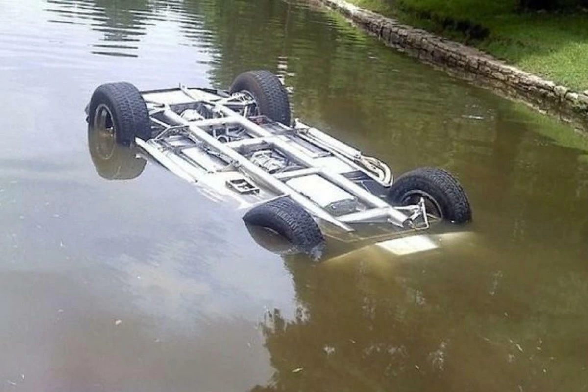 Neftçalada iki qardaş avtomobillə kanala düşərək ölüb