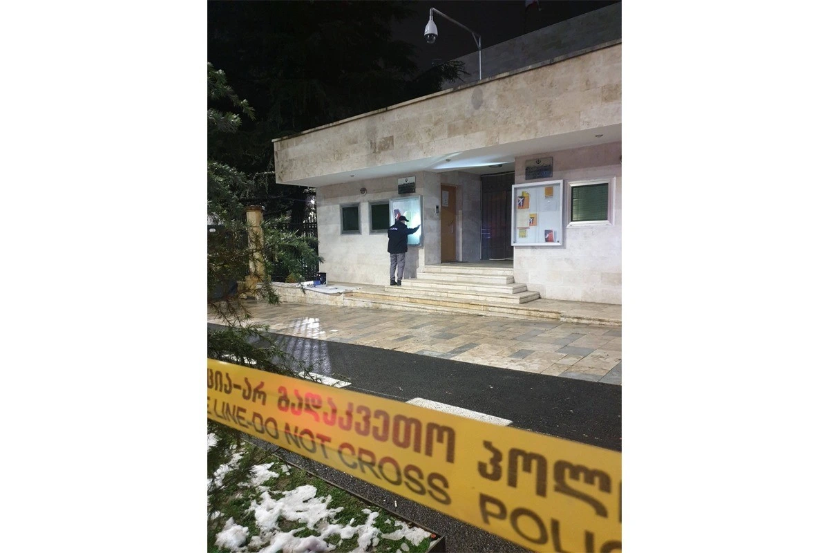 İranın Gürcüstandakı səfirliyinin pəncərəsi sındırılıb, bir nəfər saxlanılıb