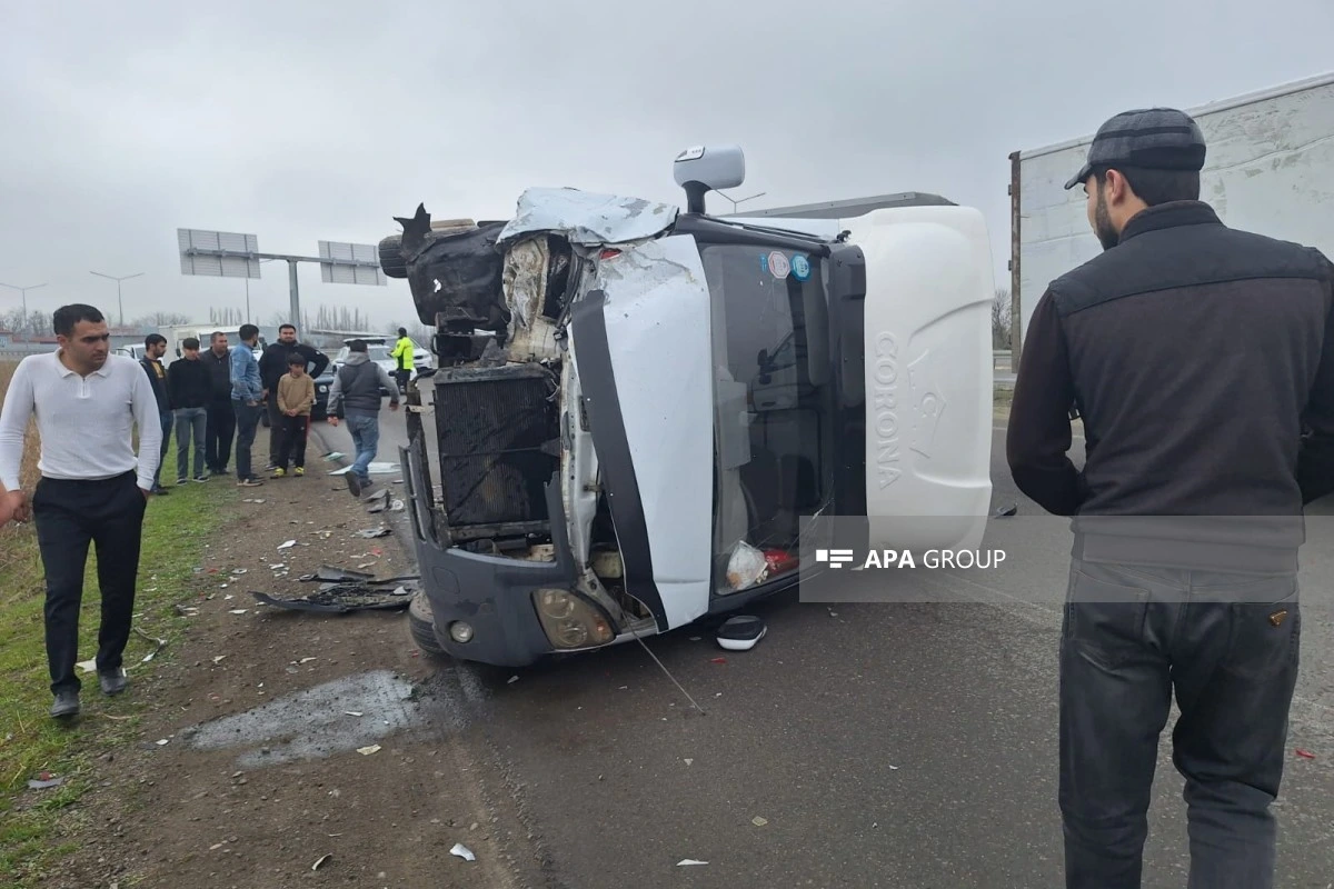 Şəmkirdə yük və minik maşını toqquşub, xəsarət alan var