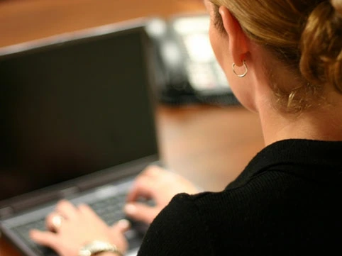 Yeni kompüterlər bahalaşır, alıcılar “ikinci əl”ə üz tutur – SƏBƏBLƏR