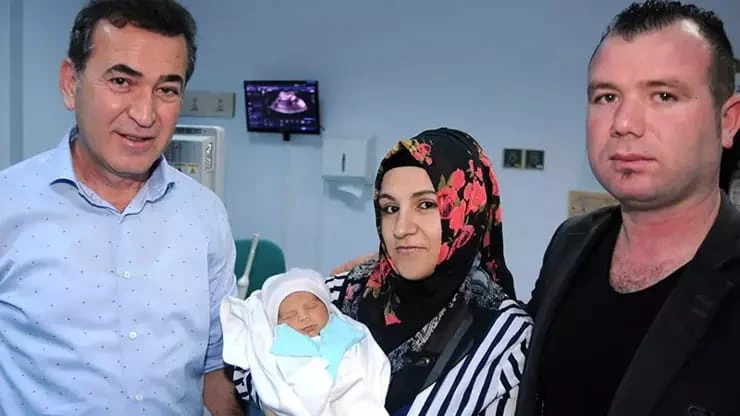 Həkimdən möcüzə əməliyyat: 16 həftəlik körpəyə ana bətnində müdaxilə edildi