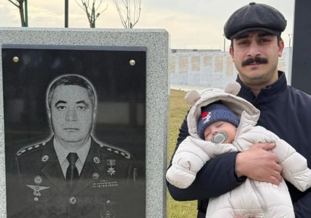 Övladı ilə birlikdə Milli Qəhrəman olan atasının məzarını ziyarət etdi