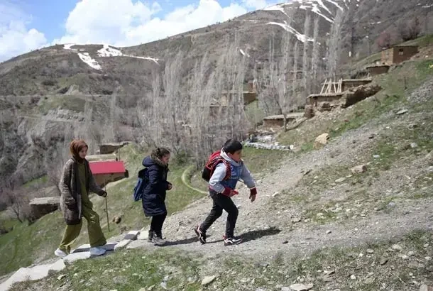 Sərt dağların yamacında cəmi iki şagird, BİR MÖCÜZƏ
