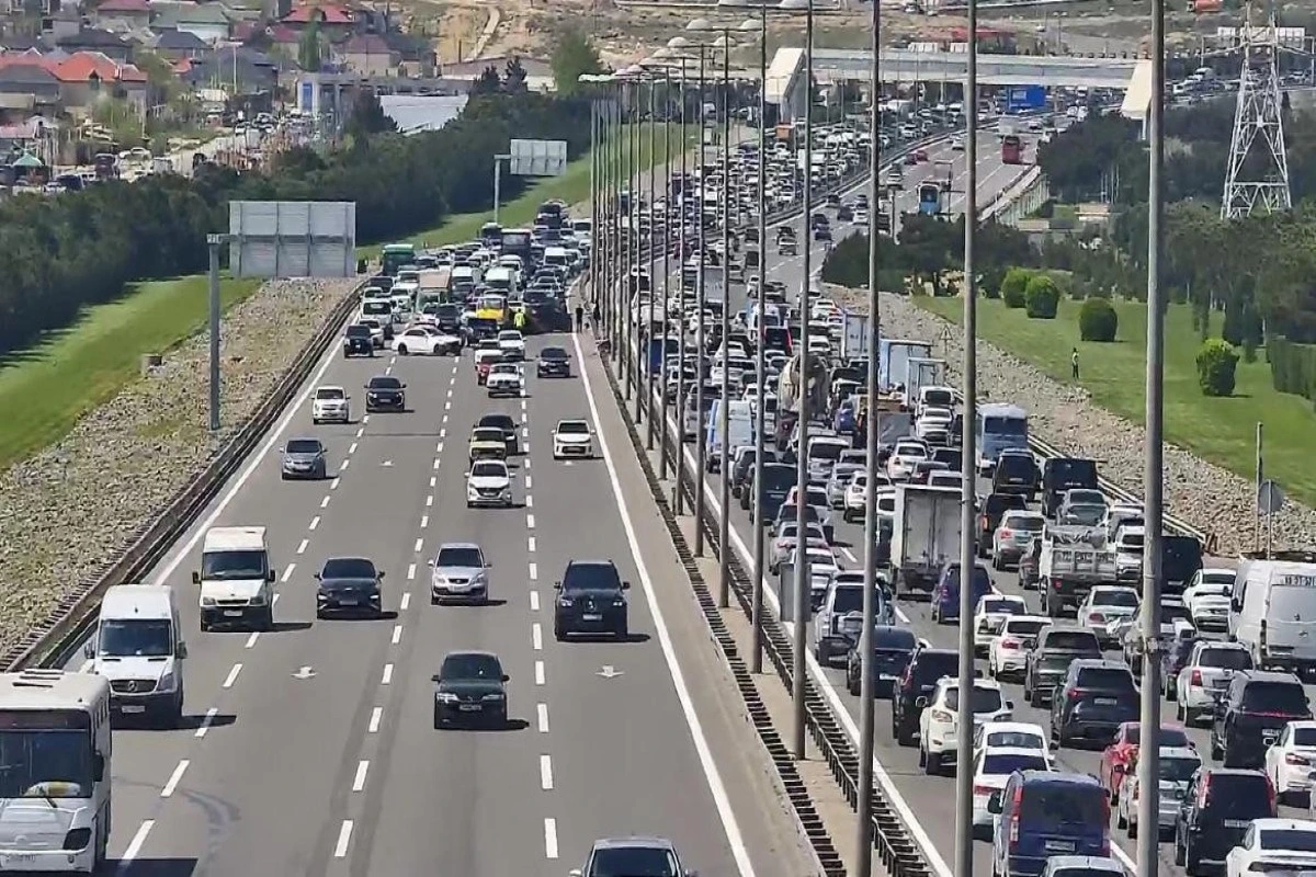 Aeroport şosesində qəza olub, yolda sıxlıq yaranıb