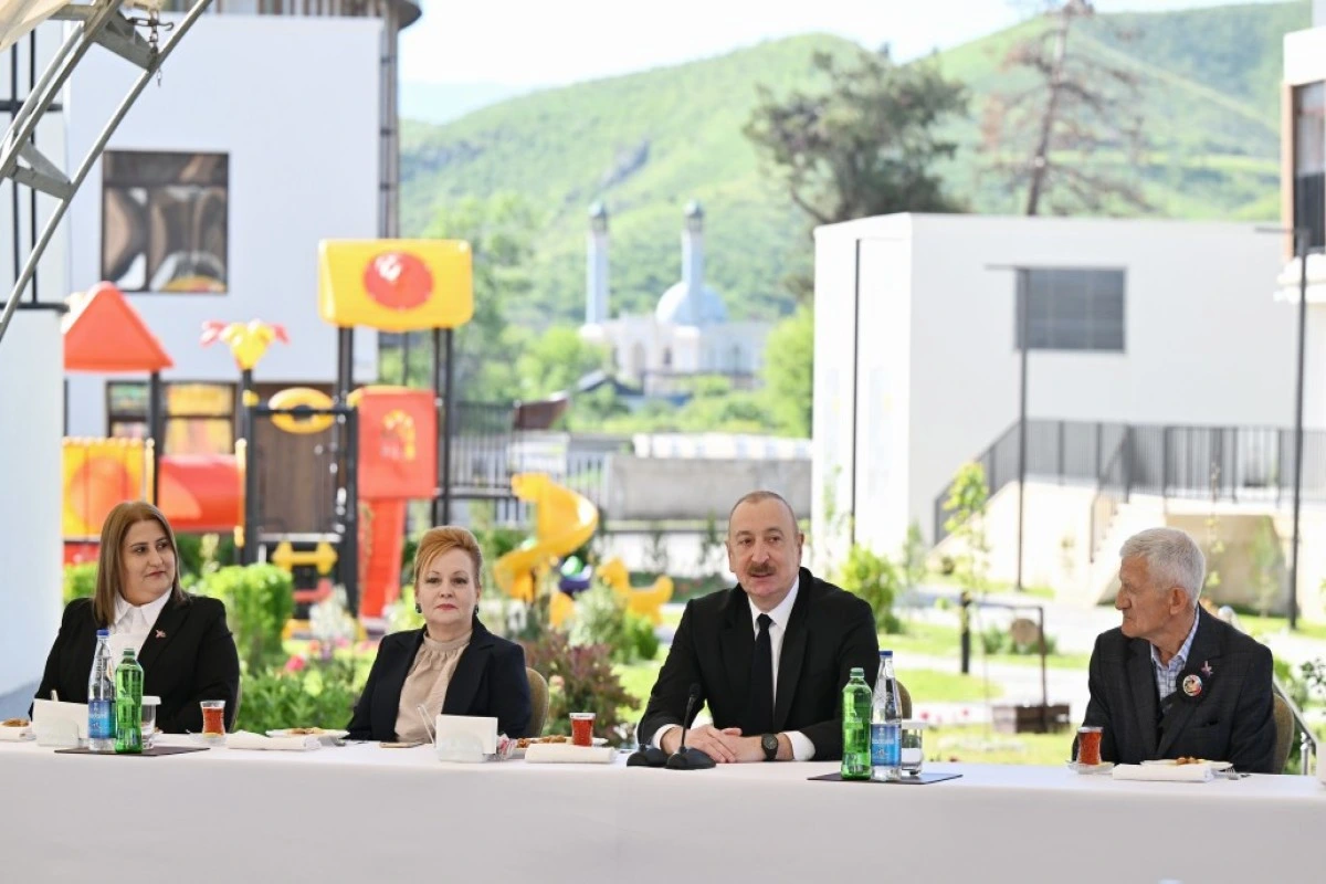 İlham Əliyev Zəngilan şəhərində sakinlərlə görüşüb - YENİLƏNİB