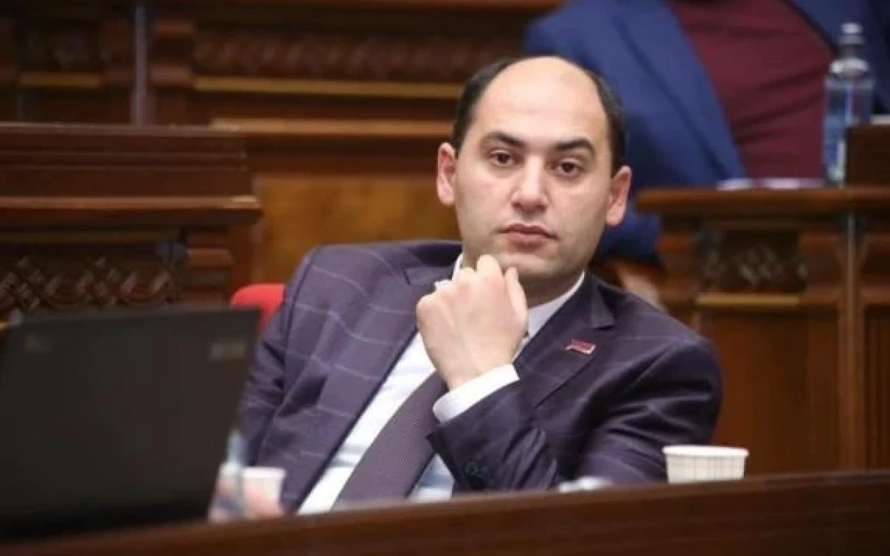 Maskalı şəxslər deputatın evinə basqın ediblər