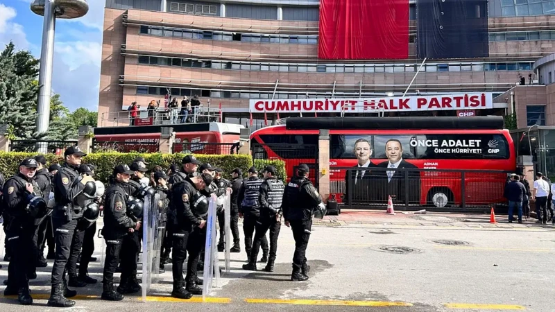 CHP-nin Ankaradakı qərargahında gərginlik: Polis binaya daxil oldu