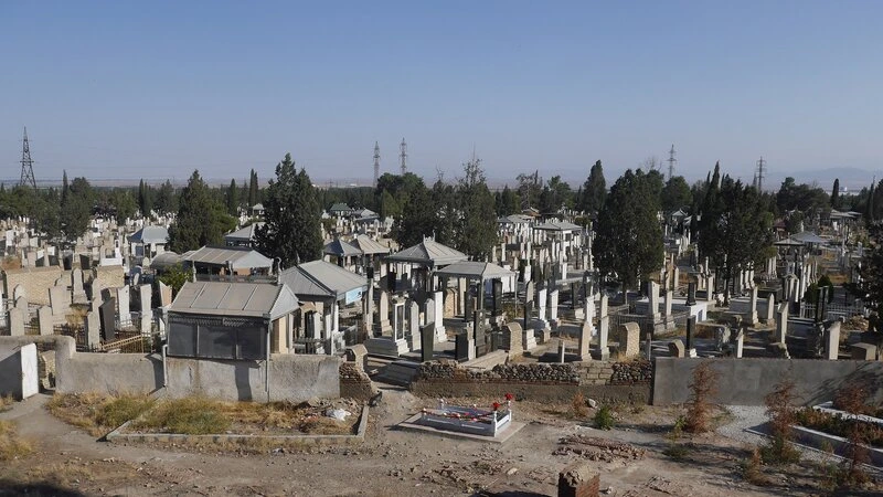 Tovuzda ərinin məzarını ziyarət edən qadın qəbristanlıqda öldü