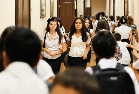 Bakıda şagird məktəbin pəncərəsindən yıxıldı