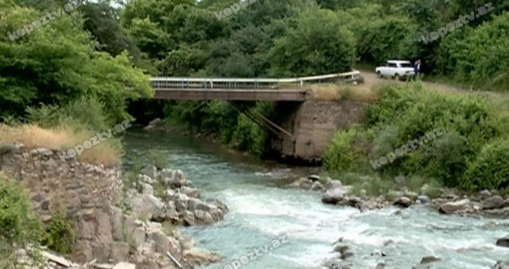 Şəmkirdə "VAZ" körpüdən aşdı