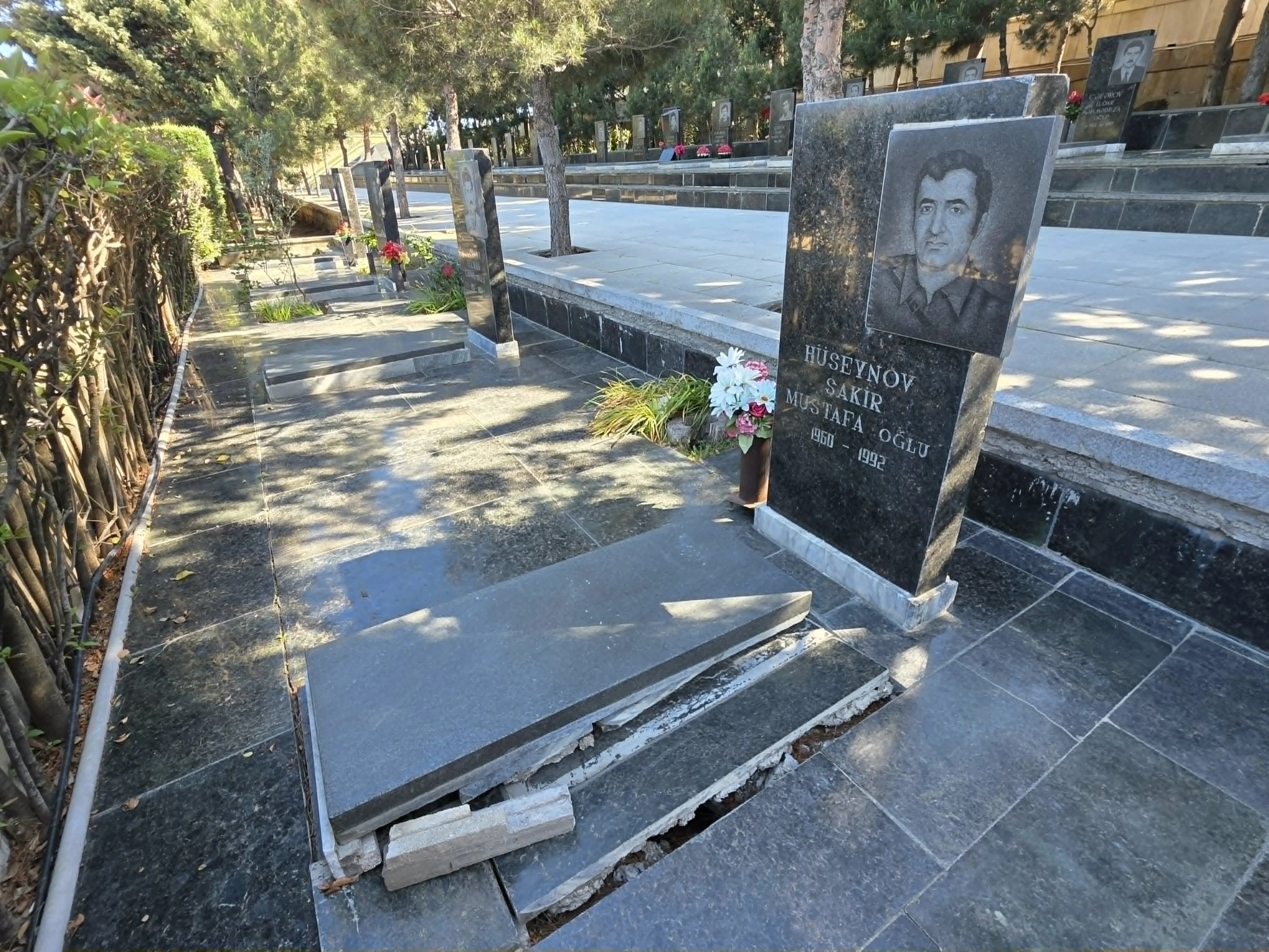Şəhidlər Xiyabanında məzar daşları dağılıb, baxan yoxdur - FOTO