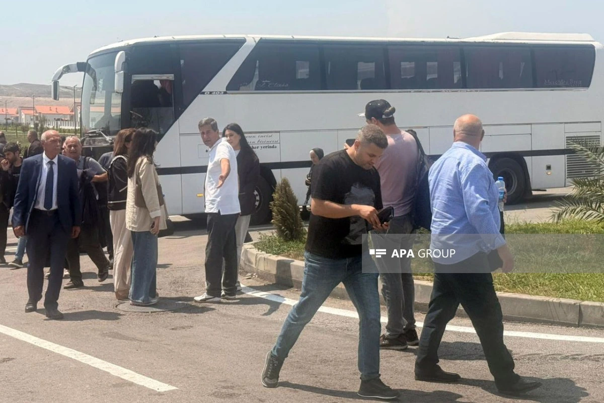 Köç karvanı Cəbrayılın Şükürbəyli kəndinə çatıb, açarlar təqdim olunub - FOTO - YENİLƏNİB