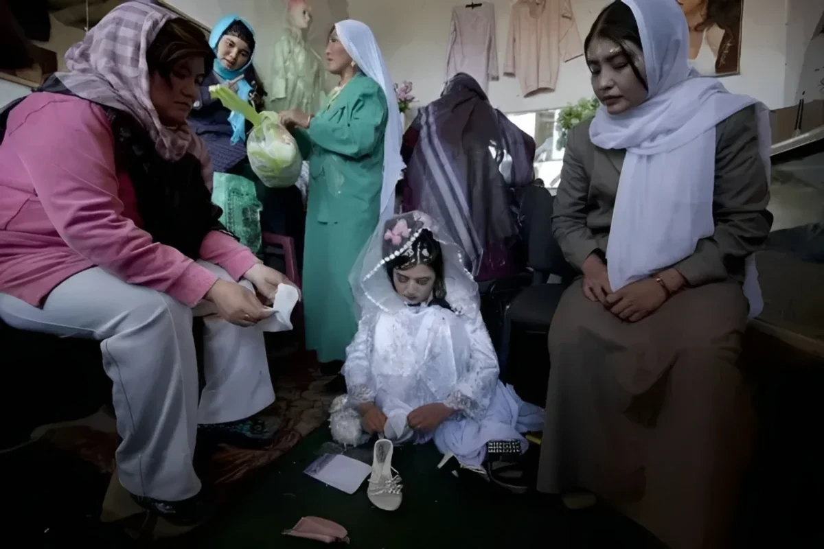 Əfqanıstanda qızlar üçün nikah yaşı aşağı salınıb