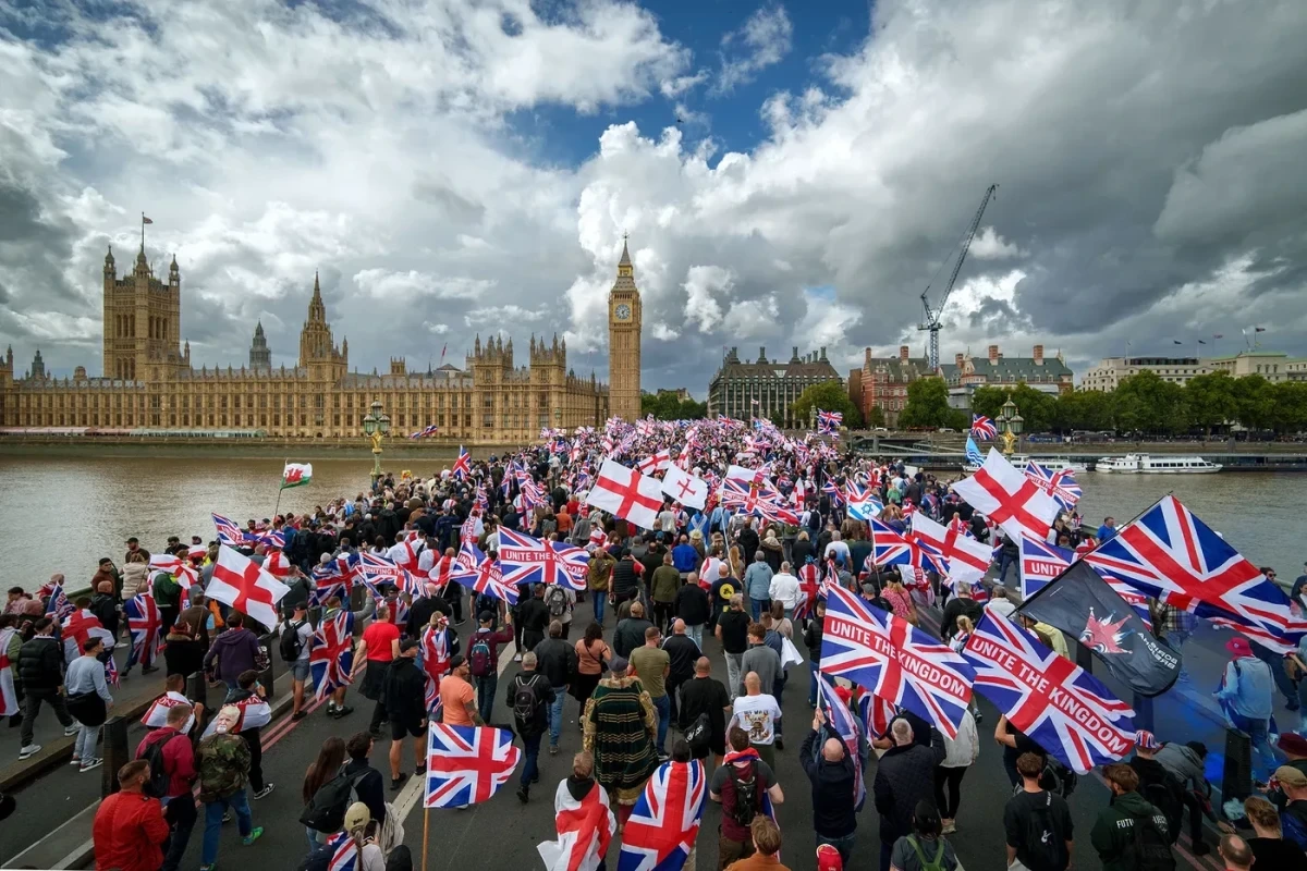 Sky News: Londonda keçirilən iki yürüşə 80 minə yaxın insan qatılıb