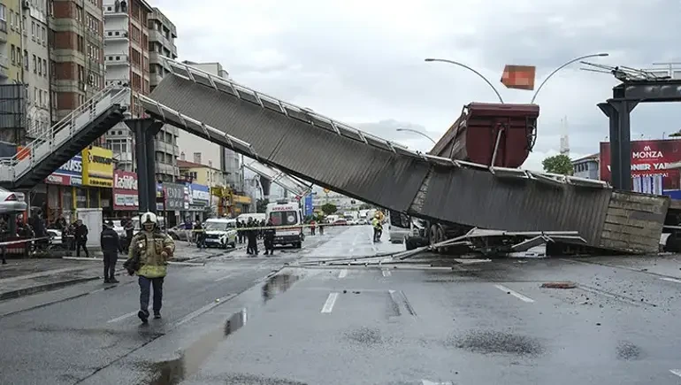 Ankarada yük maşını körpüyə çırpıldı: Piyada keçidi dağıldı, 3 nəfər yaralandı