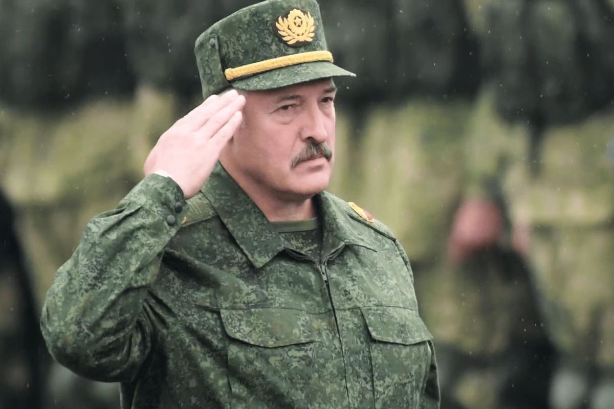 Lukaşenko Belarus ordusunu quru əməliyyatlarına hazır olmağa çağırıb