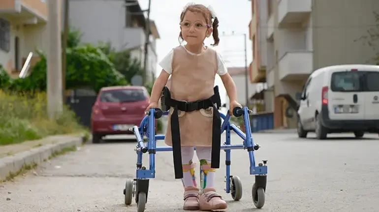 Linanın hekayəsi ürəklərə toxundu: Atası plastik borulardan yeriş baryeri düzəltdi
