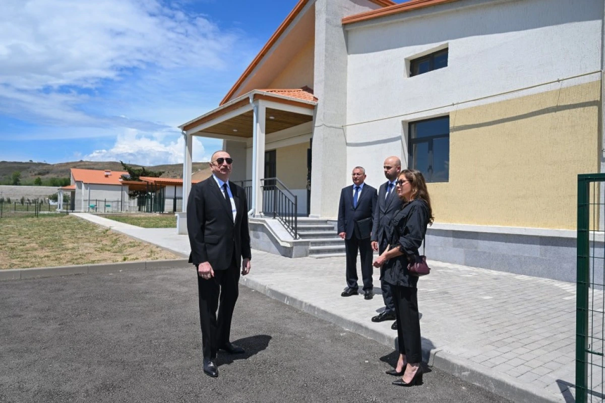 Prezident Şükürbəyli kəndində fərdi evlərdə yaradılmış şəraitlə tanış olub