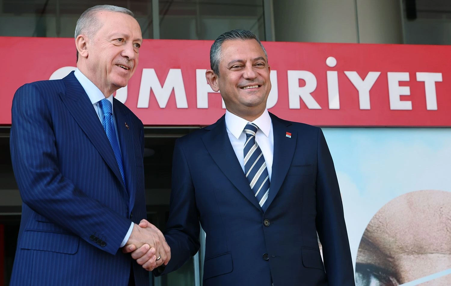 Ərdoğan Özgür Özələ qarşı məhkəməni qazandı: 300 min lirə təzminat ödənəcək