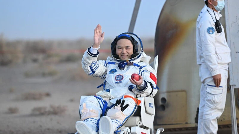 Çinin “Şencou-21” missiyasının astronavtları Yerə qayıdıblar