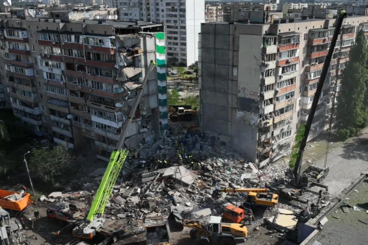 Kiyevdə dağıntılar altından 24 nəfərin meyiti çıxarılıb