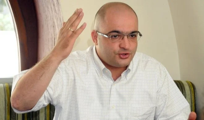 Eynulla Fətullayev "Haqqın"ı satdı - Azərbaycandan gedir
