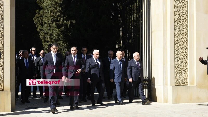 Dövlət və hökumət rəsmiləri Fəxri xiyabanda Heydər Əliyevin məzarını ziyarət edirlər