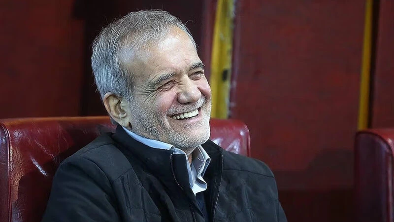 Pezeşkian İran xalqının hələ görmədiyi yeni ali rəhbərlə görüşdü
