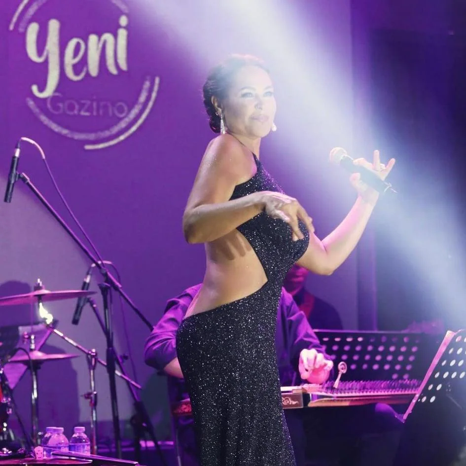 Hülya Avşar dərin dekolteli geyiminə görə tənqid olundu, müğənni dözmədi...- FOTOLAR