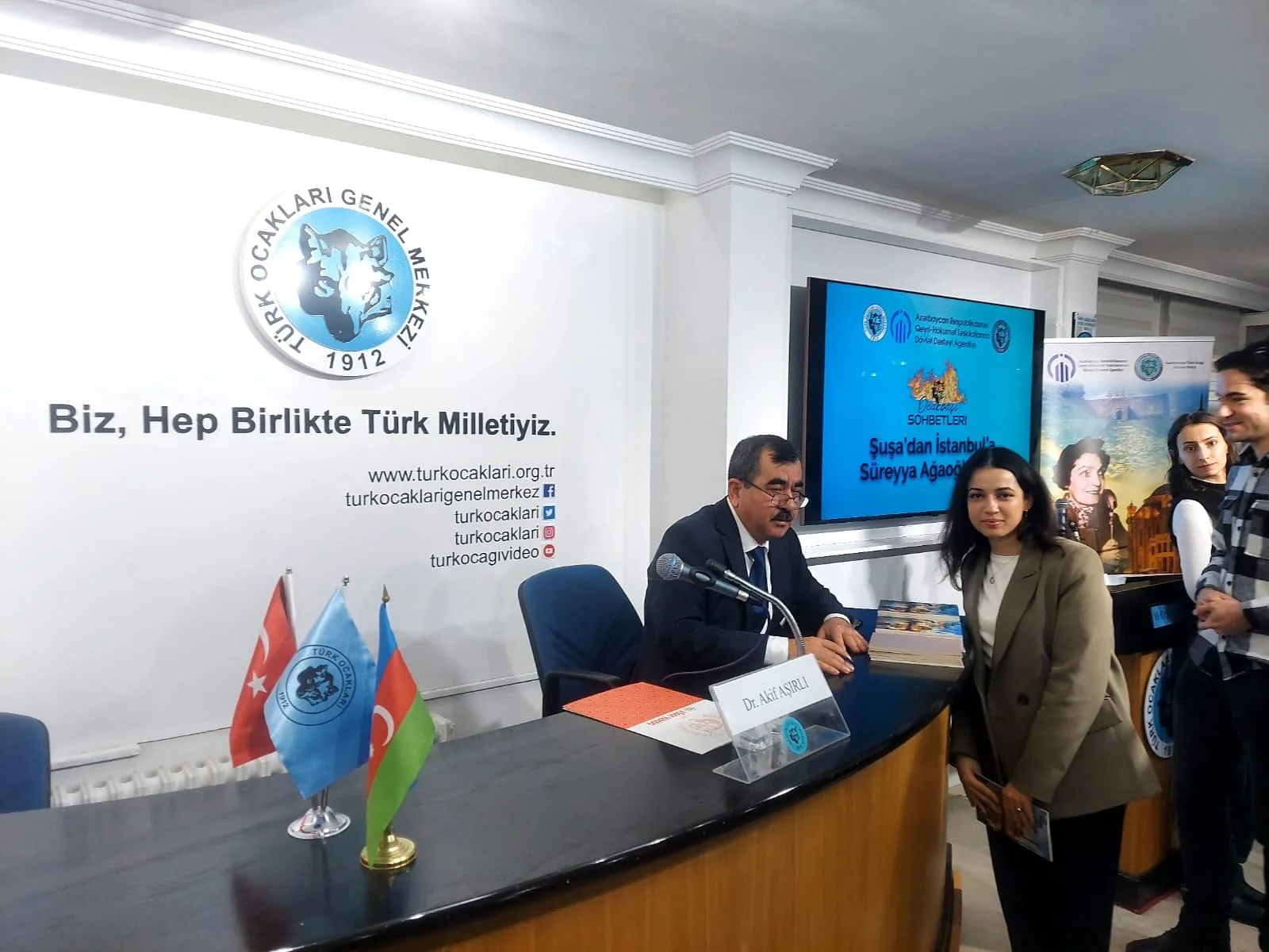 Şüşadan başlanan, İstanbulda bitən Sürəyya Ağaoğlu yolu - Ankarada konfrans 