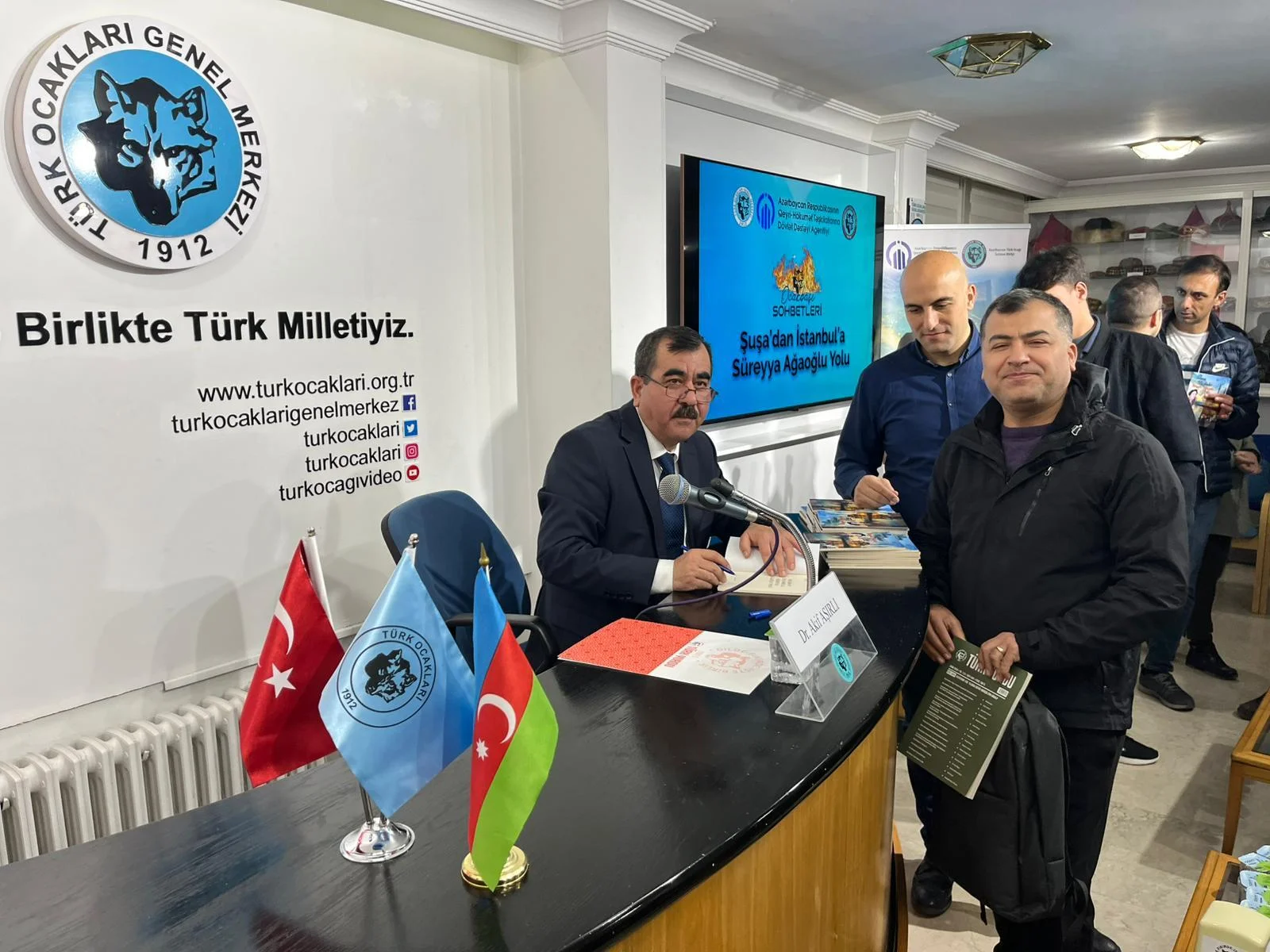 Şüşadan başlanan, İstanbulda bitən Sürəyya Ağaoğlu yolu - Ankarada konfrans 