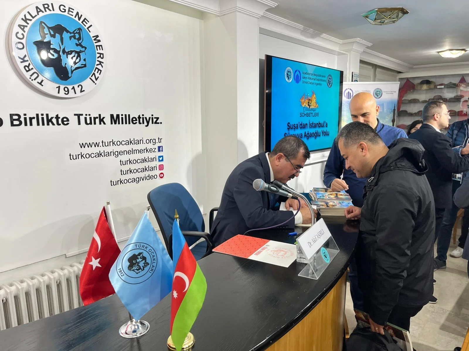 Şüşadan başlanan, İstanbulda bitən Sürəyya Ağaoğlu yolu - Ankarada konfrans 