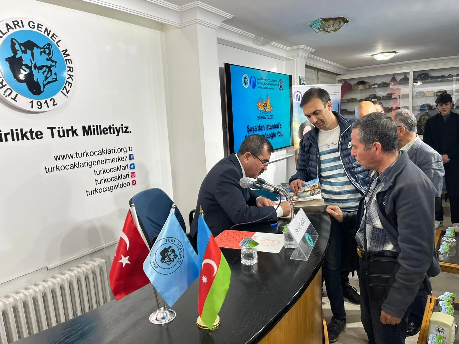 Şüşadan başlanan, İstanbulda bitən Sürəyya Ağaoğlu yolu - Ankarada konfrans 